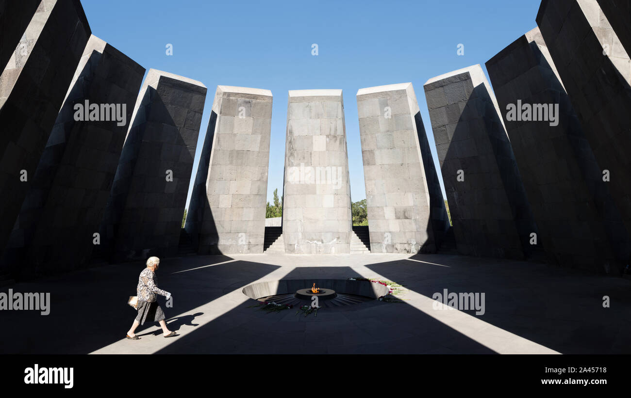 Old Lady presso il genocidio del popolo armeno il complesso memoriale Tsitsernakaberd, Yerevan, Armenia Foto Stock