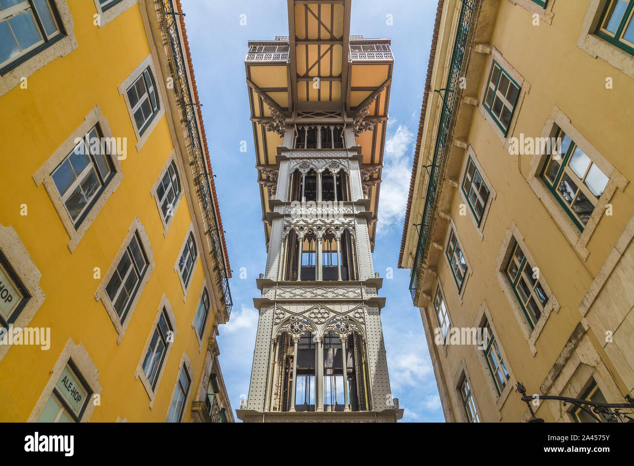 Lisbona, Portogallo - 10AGOSTO 2019: un basso angolo di visione dell'Elevador de Santa Justa durante il giorno. Edifici vicini può anche essere visto. Foto Stock