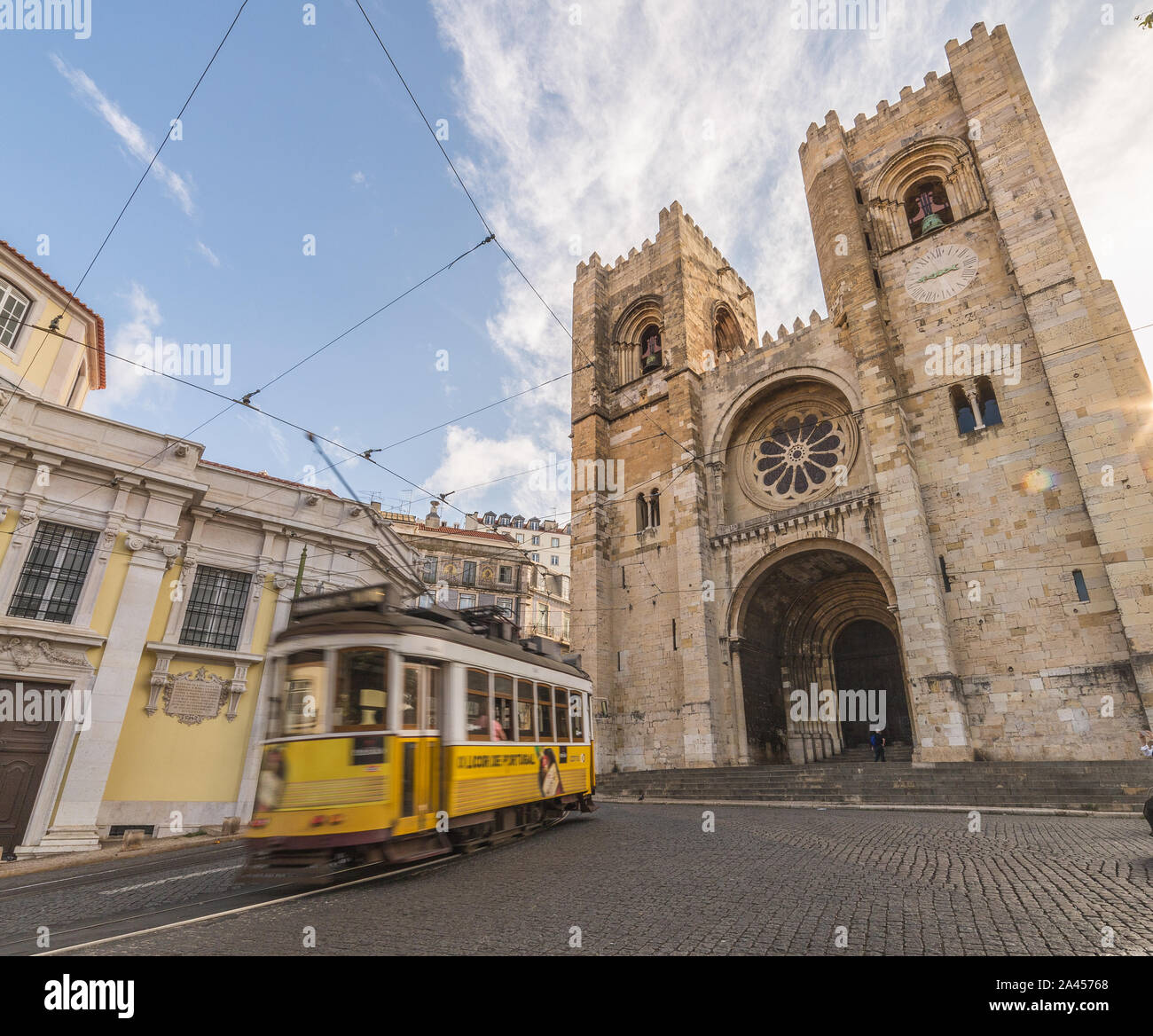 Lisbona, Portogallo - 11AGOSTO 2019: Cattedrale di Lisbona e un tram giallo durante la mattina. La gente può essere visto. Foto Stock