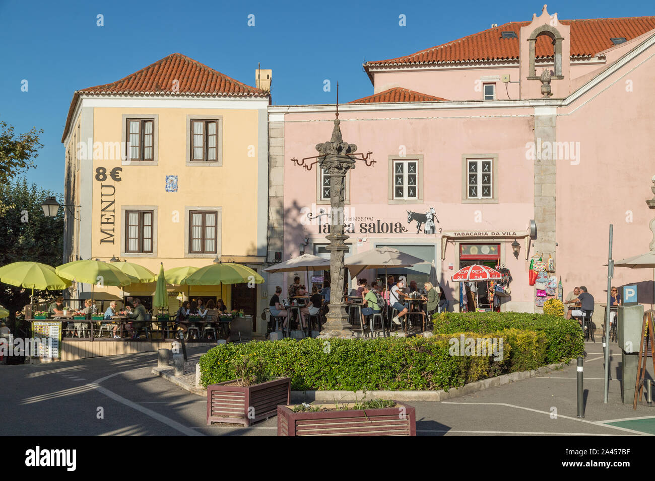 SINTRA, Portogallo - 11AGOSTO 2019: strade in Sintra Portogallo durante il giorno. Il al di fuori di negozi, ristoranti, edifici, così come le persone possono essere Foto Stock