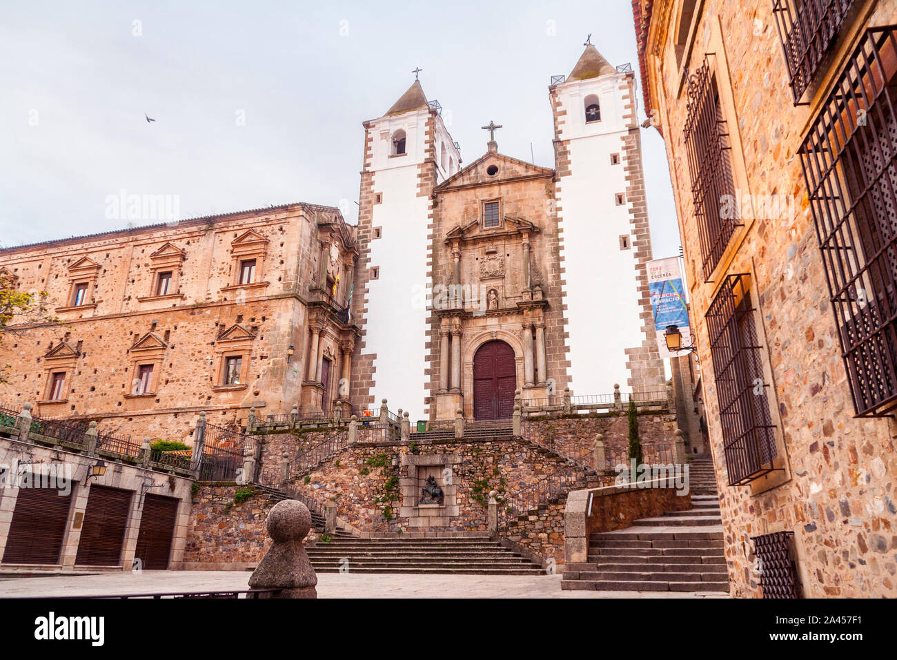 Plaza de San Jorge e la Iglesia de San Francisco Javier. Ciudad de Cáceres. Extremadura. España. Foto Stock