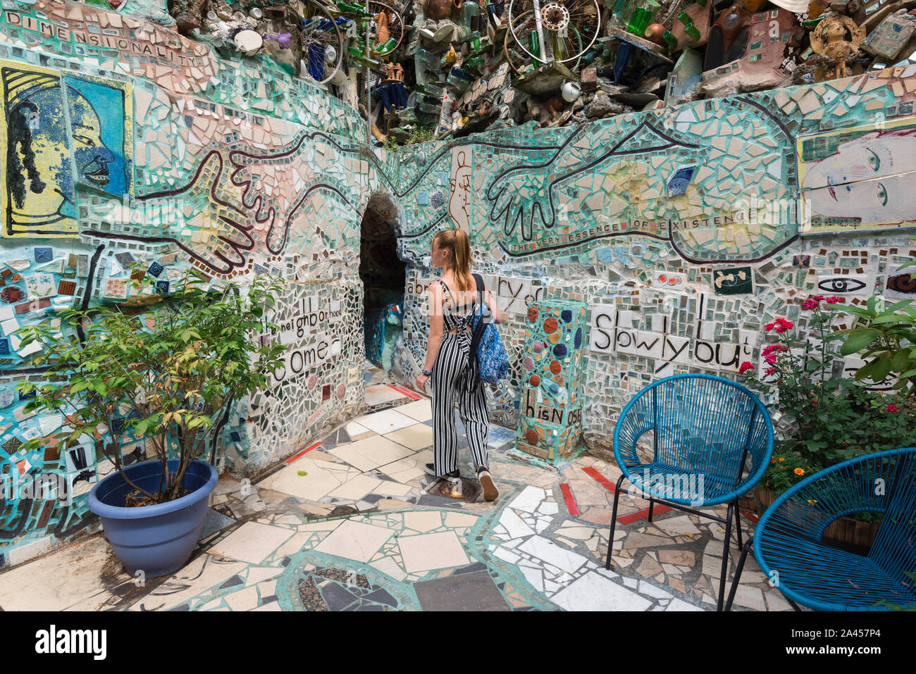 Philadelphia Magic giardini, vista posteriore di una giovane donna di esplorare i mosaici in Philadelphia Magic Gardens, Philadelphia, Pennsylvania, PA, Stati Uniti d'America. Foto Stock
