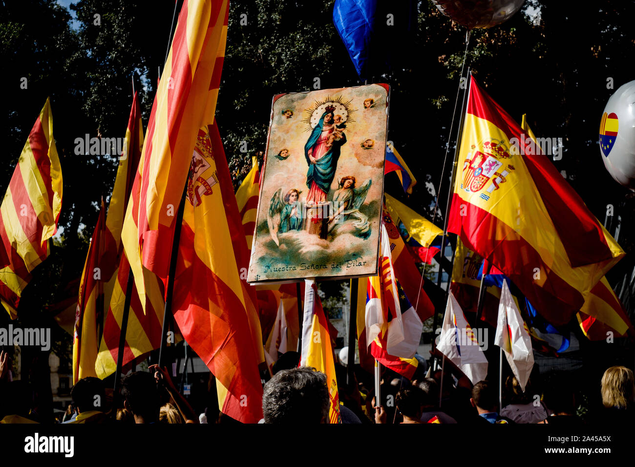 Barcellona, in Catalogna, Spagna. Xii oct, 2019. Nuestra SeÃ±ora del Pilar immagine (Madonna del Pilastro) è visto tra bandiere Spansih Spains durante la giornata nazionale di Barcellona. Quest'anno la Giornata Ispanica è contrassegnato dalla Spansih elezioni che si terranno il prossimo novembre 10 perché non è stato possibile formare un governo e dal catalano conflitto così ci si aspetta una settimana di manifestazioni di protesta quando la sentenza giudiziale è rilasciato il carcere leader catalano. Credito: Jordi Boixareu/ZUMA filo/Alamy Live News Foto Stock