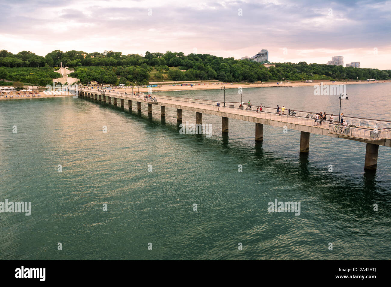Burgas, Bulgaria - 21 Giugno 2019: La passerella sopra il Mar Nero al tramonto in Burgas, Bulgaria Foto Stock