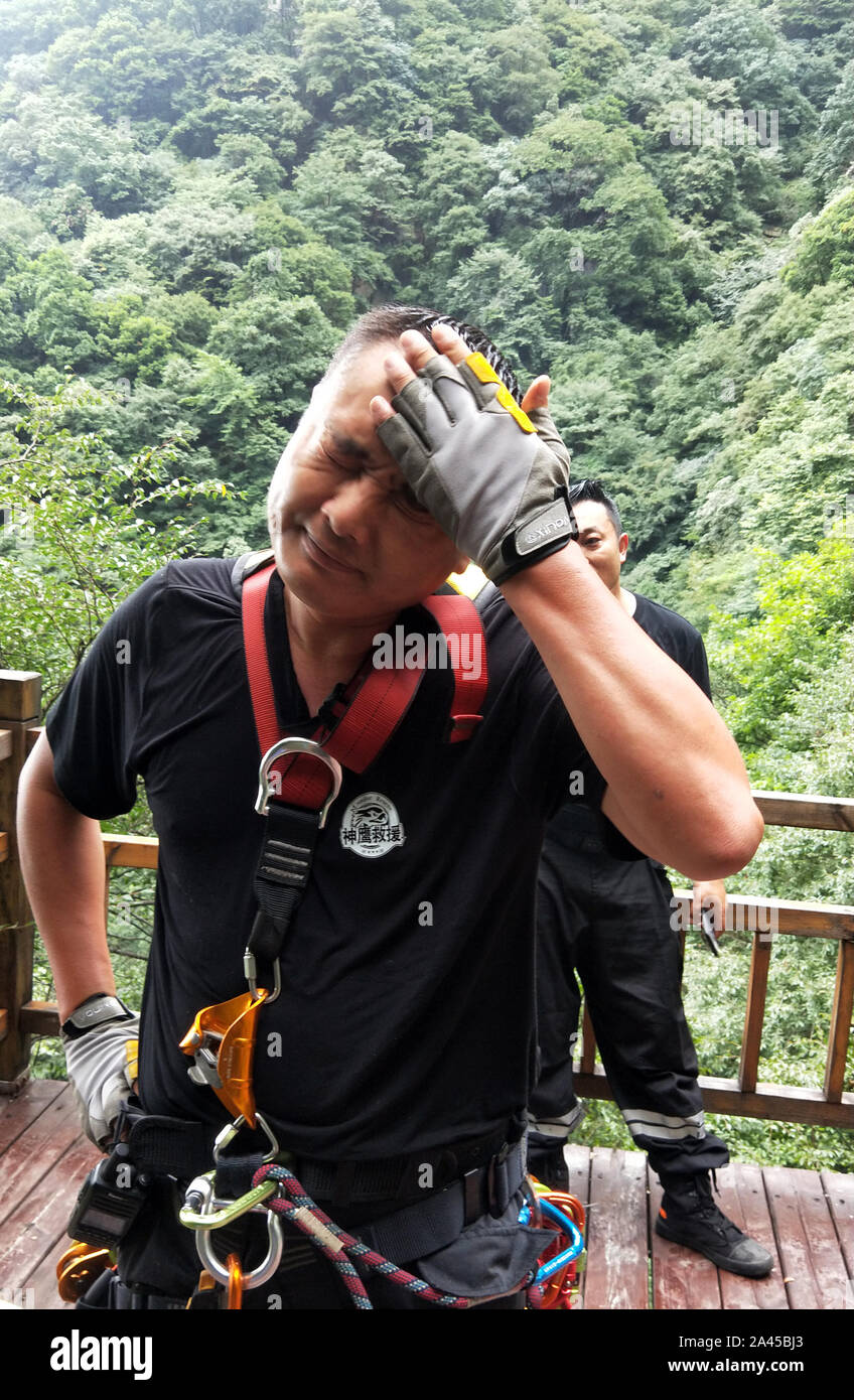 Immagine del Condor Rescue Team ricerca che manca il professore associato del dipartimento di storia all università di Shanghai in Lingbao Han Mountain S Foto Stock