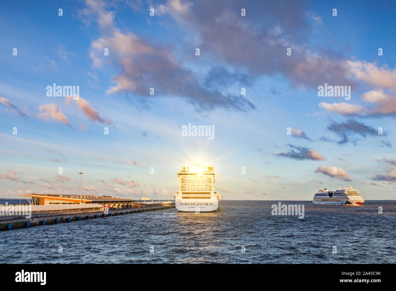 18 Settembre 2018: San Pietroburgo, Russia - navi da crociera docking al Terminal delle Navi da Crociera di sunrise. Sulla sinistra, Norvegese Breakaway. Foto Stock