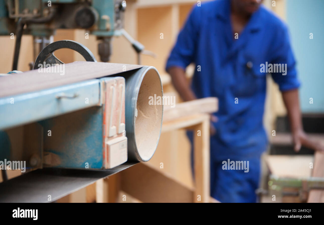 Industria di mobili in fabbrica a Gaborone, Botswana, Africa, banda industriale di carta smerigliata macchine, Foto Stock