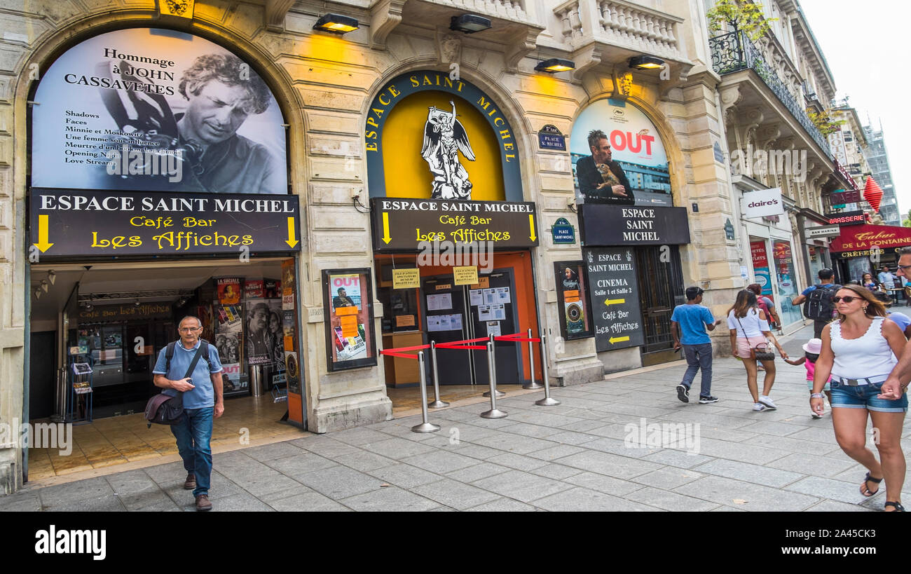 Scena di strada nella parte anteriore del cinema "Espace saint Michel' Foto Stock