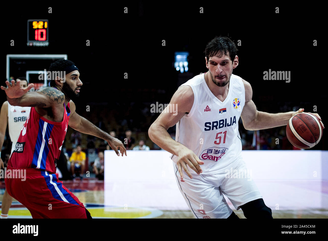 Boban Marjanovic di Serbia, destra mantiene la sfera durante il secondo turno contro Puerto Rico a pallacanestro FIBA World Cup a Wuhan City, mento centrale Foto Stock