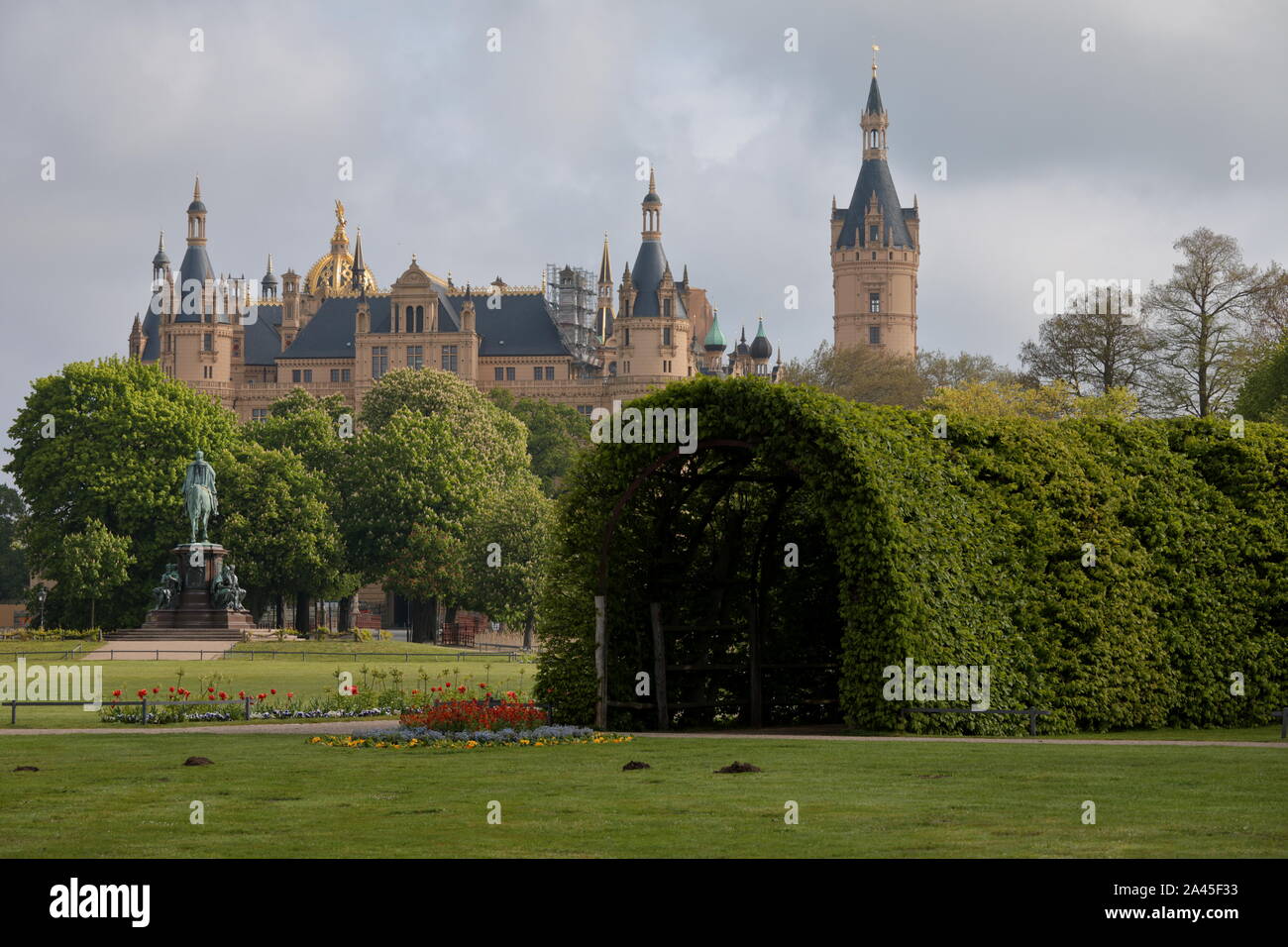 Palazzo di Schwerin in Schwerin, Germania. Costruito nella metà del XIX secolo, oggi il palazzo è la residenza del Meclemburgopomerania Occidentale, membro del parlamento europeo Foto Stock