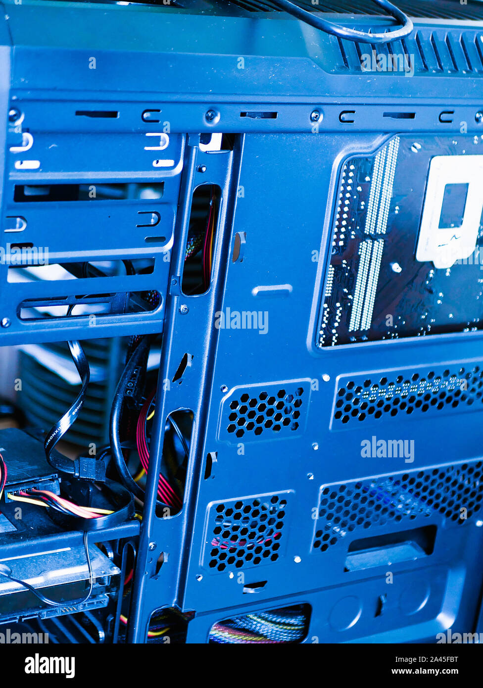 Sistema unità di computer. Calcolatore nero custodia con luce blu Foto Stock
