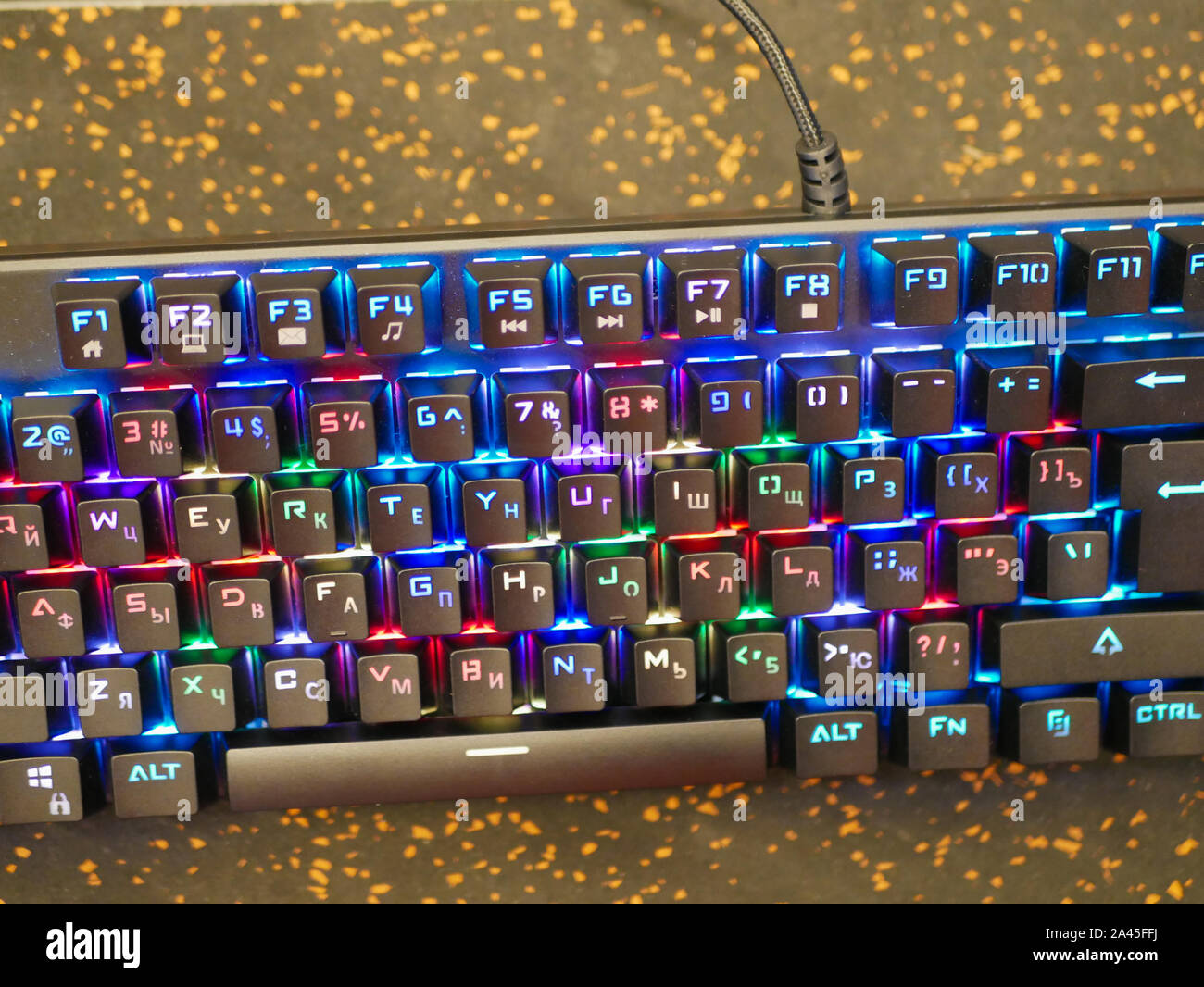 Tastiera RGB. Una tastiera colorata brilla con colori diversi. giacente sul  tavolo. Bokeh di fondo morbido Foto stock - Alamy