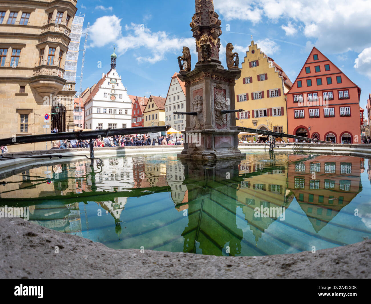 Sulla piazza del mercato di Rothenburg ob der Tauber in Germania Foto Stock