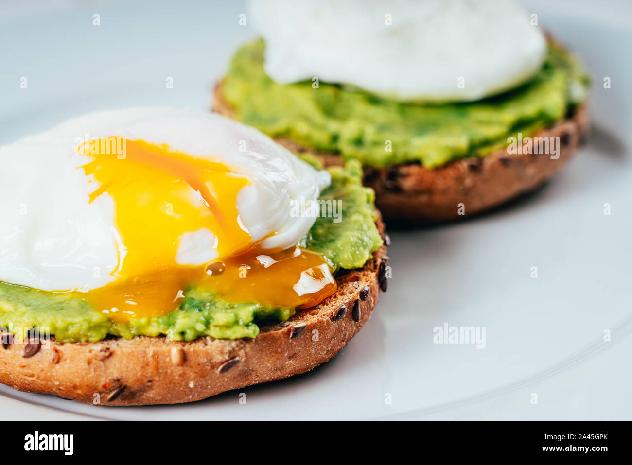 Uovo affogato e purea di Avocado su pane tostato Foto Stock