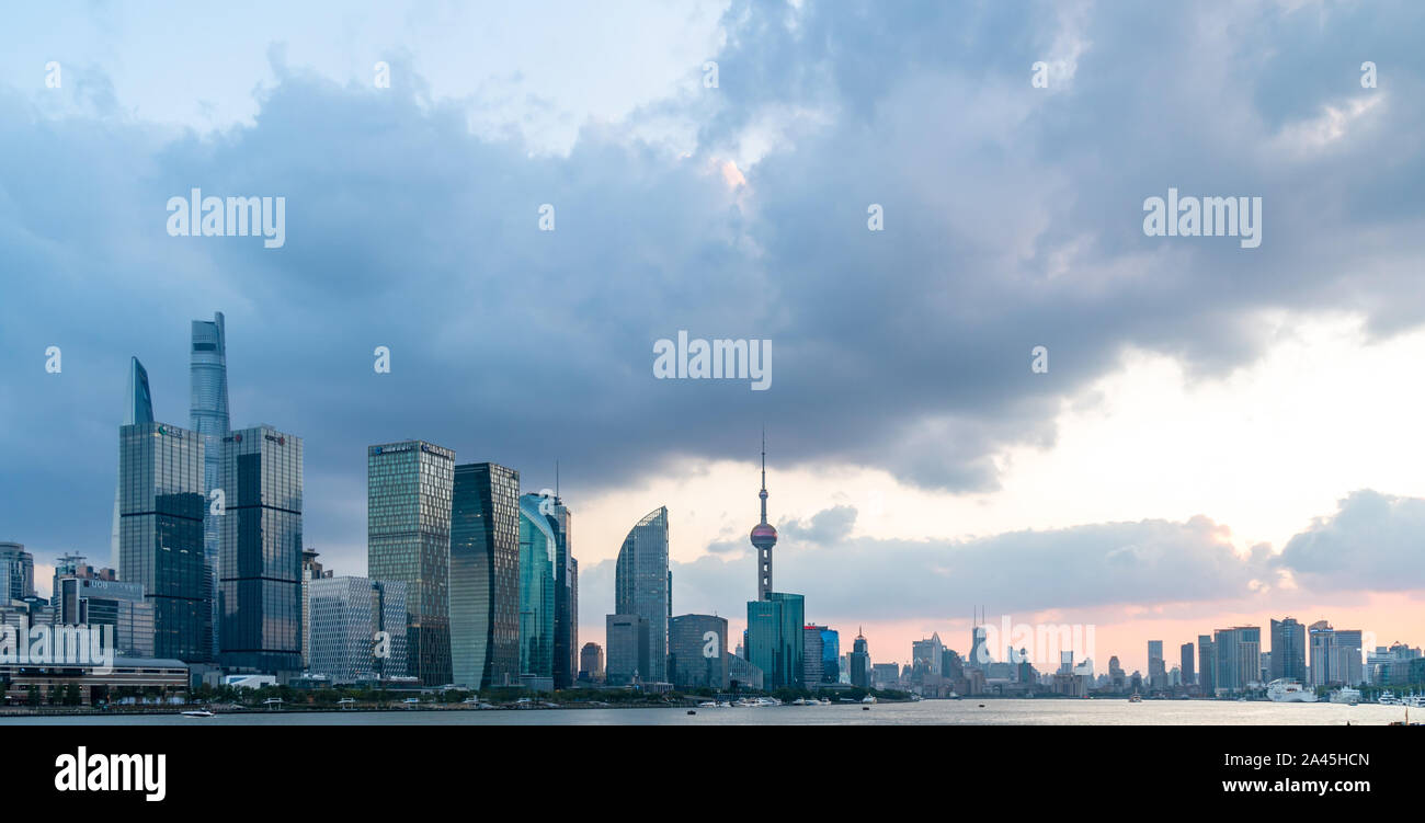 Una vista panoramica dal lato est del Bund raffigurante un magnifico skyline composta da highrises in Cina a Shanghai, 20 settembre 2019. *** Capti locale Foto Stock