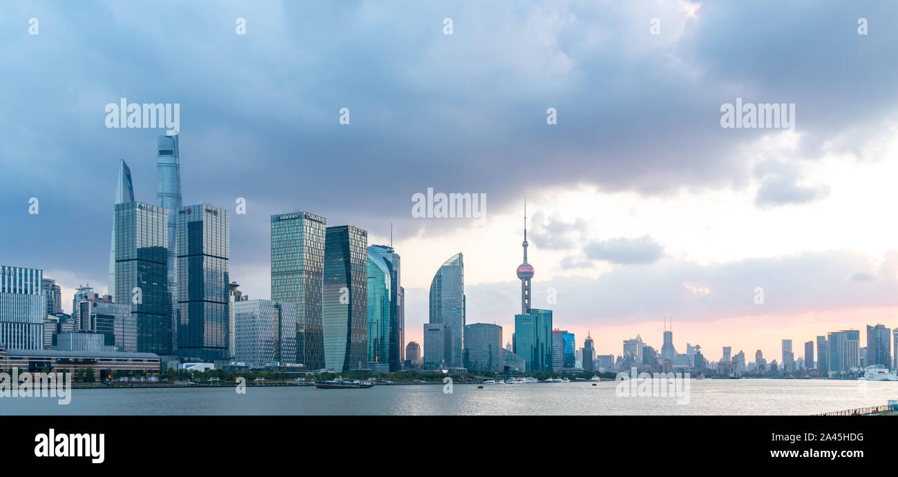 Una vista panoramica dal lato est del Bund raffigurante un magnifico skyline composta da highrises in Cina a Shanghai, 20 settembre 2019. *** Capti locale Foto Stock