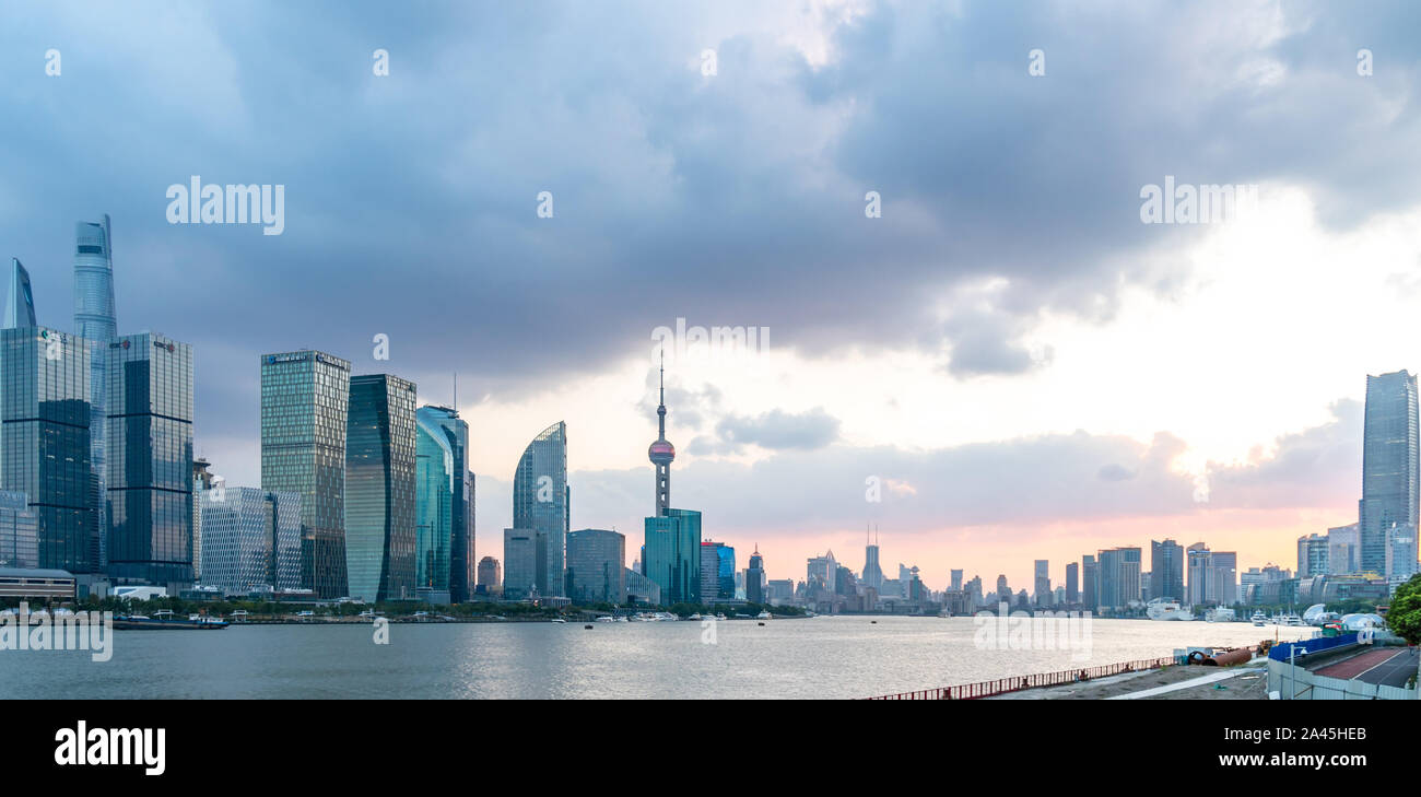 Una vista panoramica dal lato est del Bund raffigurante un magnifico skyline composta da highrises in Cina a Shanghai, 20 settembre 2019. *** Capti locale Foto Stock