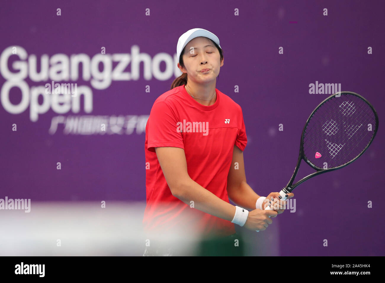 Il cinese giocatore di tennis professionista Xun Fangying gioca contro la Repubblica ceca tennista professionale Marie Bouzkova al primo turno del WTA Guangzhou aperto Foto Stock