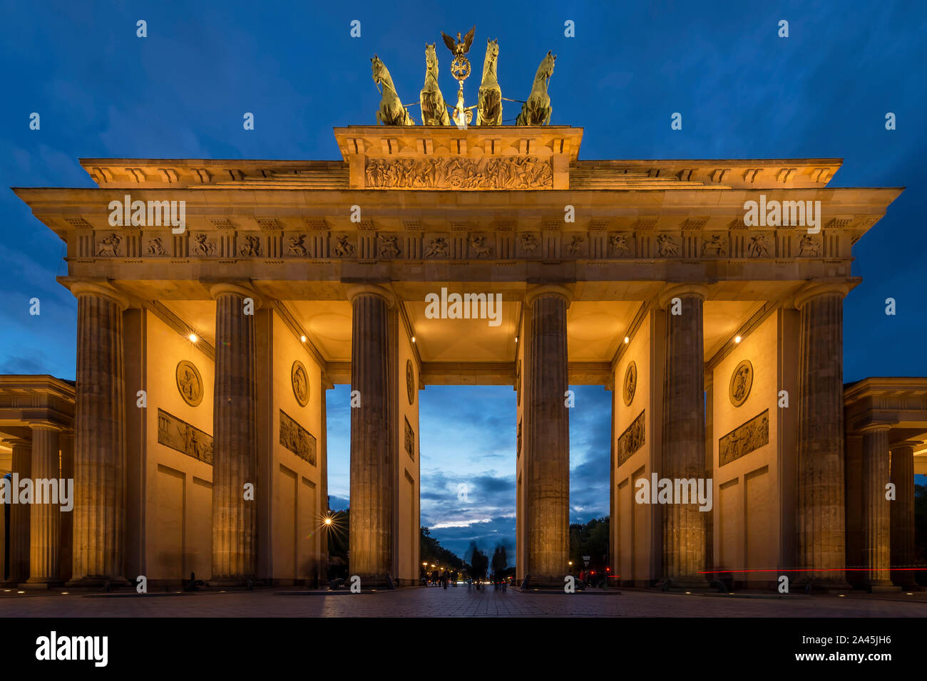 Bella vista sulla Porta di Brandeburgo al blue ora in un momento di tranquillità, Berlino, Germania Foto Stock