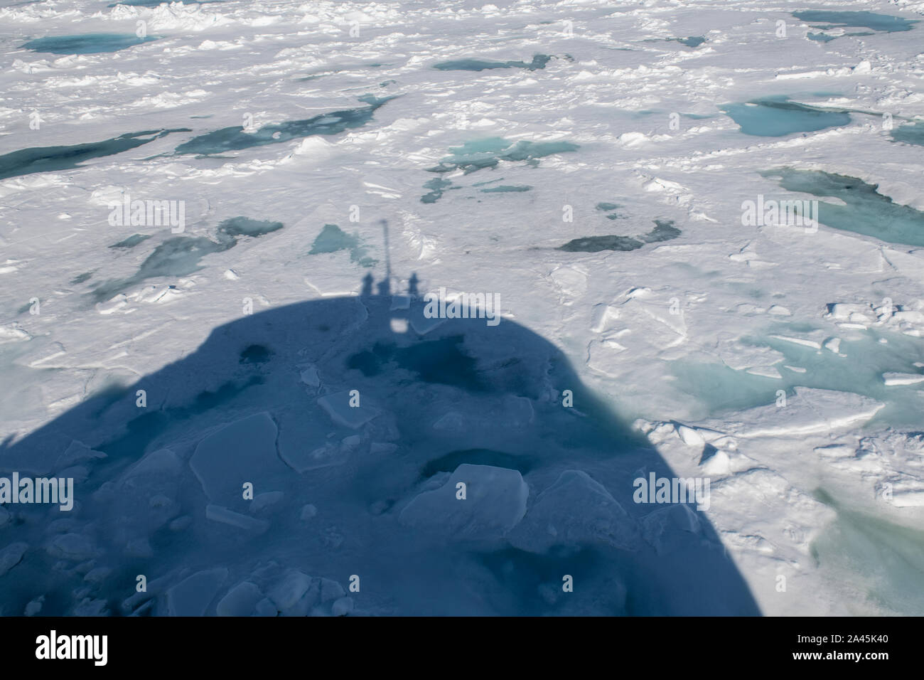 La Russia, alta artico, Franz Josef Land. Rudolf isola. Capo Fligely aka Tegetthoff del capo. Ombra di icebreaker andando attraverso il ghiaccio. Foto Stock
