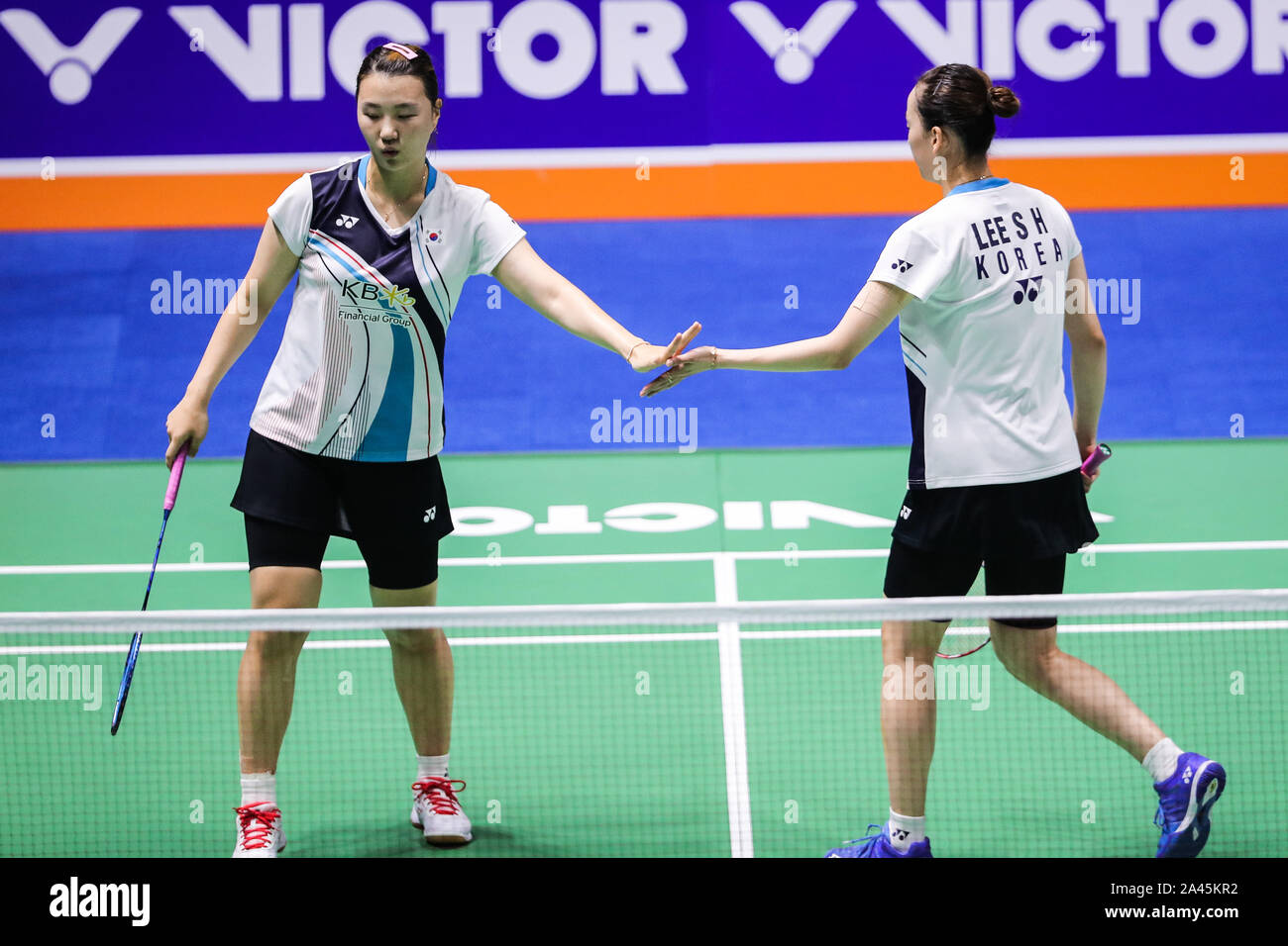 Sud coreano professional badminton giocatori Lee So-hee e Shin Seung-chan competere contro il cinese professional badminton giocatori Liu Xuanxuan e Xia Foto Stock