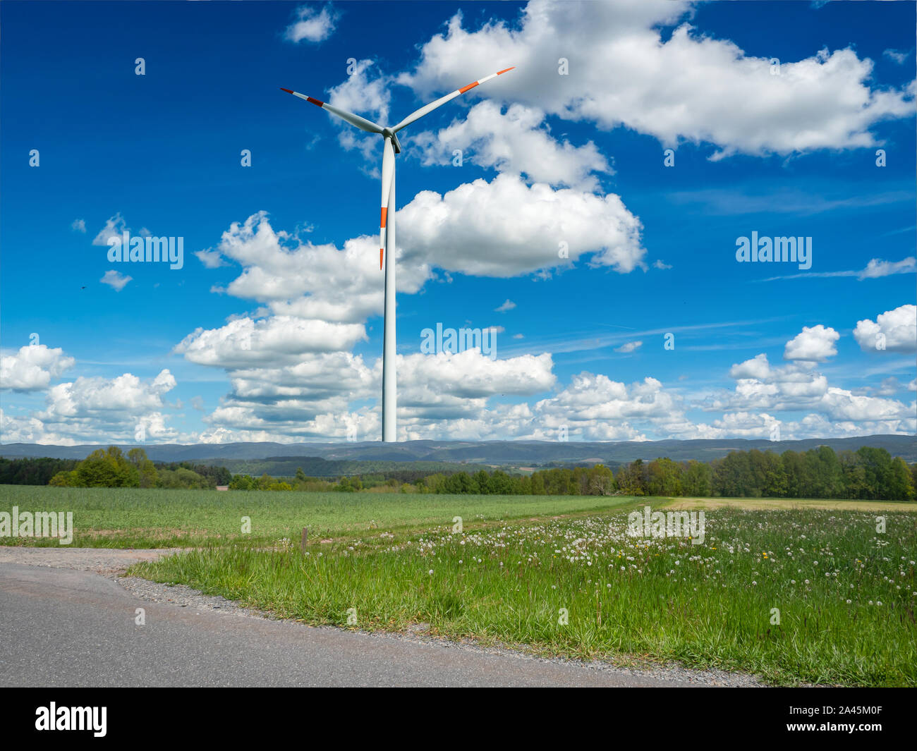 Energia turbina eolica su un campo in Germania Foto Stock