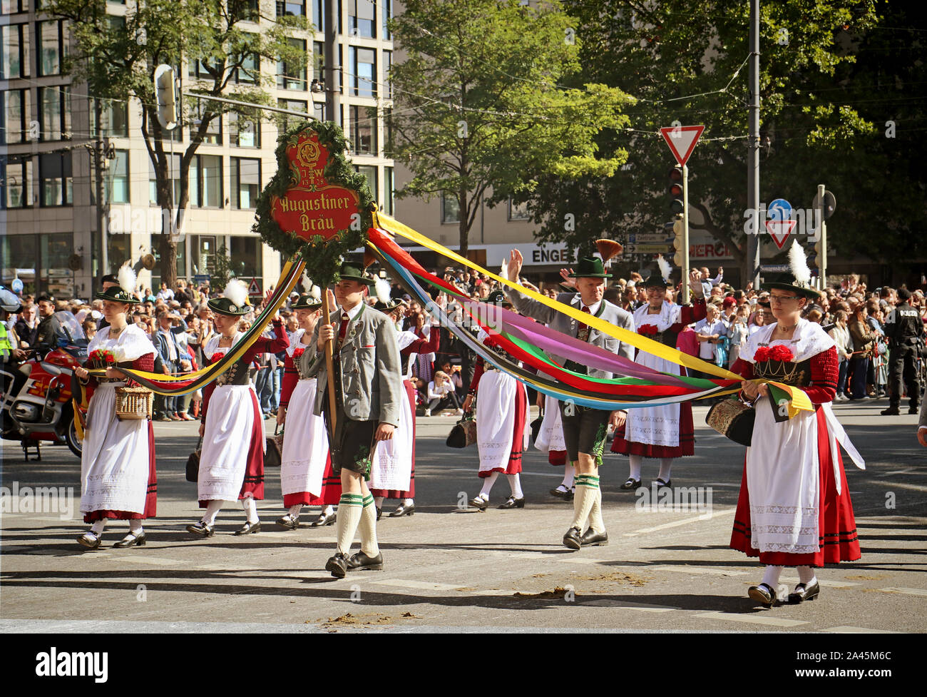 Monaco di Baviera, Germania - 22 settembre 2019 Grand entry della Oktoberfest locatori e birrerie, festosa sfilata di magnifici carri decorati, bande Foto Stock