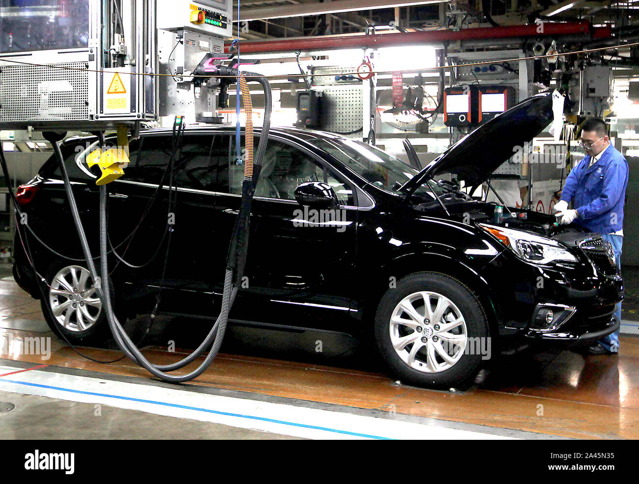 Yantai, Cina. Xii oct, 2019. Lavoro cinese su American automobile gigante GM avanzata della linea di produzione, noto come joint venture tra la Shanghai Motori e GM - (SAIC GM), di Yantai, Provincia di Shandong, giovedì, 11 ottobre 2019. GM di vendite in Cina è diminuito del 17,5 per cento nel terzo trimestre dal 2018, la società del quinto consecutivo calo trimestrale nel più grande del mondo auto mercato. Foto di Stefano rasoio/UPI Credito: UPI/Alamy Live News Foto Stock