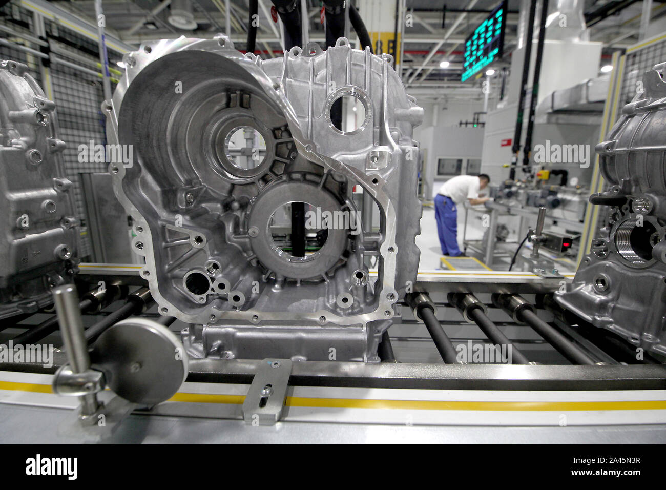 Yantai, Cina. Xii oct, 2019. Lavoro cinese su American automobile gigante GM avanzata della linea di produzione, noto come joint venture tra la Shanghai Motori e GM - (SAIC GM), di Yantai, Provincia di Shandong, giovedì, 11 ottobre 2019. GM di vendite in Cina è diminuito del 17,5 per cento nel terzo trimestre dal 2018, la società del quinto consecutivo calo trimestrale nel più grande del mondo auto mercato. Foto di Stefano rasoio/UPI Credito: UPI/Alamy Live News Foto Stock