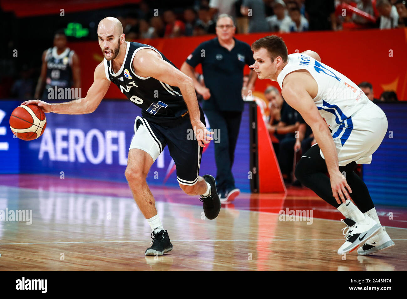 Greek-American giocatore di pallacanestro professionale Nick Calathes, blu, corre la palla al secondo round del gruppo K vs ceca Grecia 2019 basket FIBA W Foto Stock