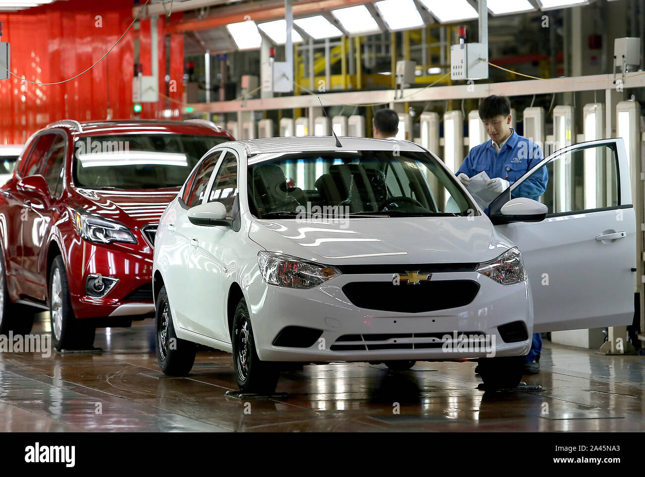 Yantai, Cina. Xii oct, 2019. Lavoro cinese su American automobile gigante GM avanzata della linea di produzione, noto come joint venture tra la Shanghai Motori e GM - (SAIC GM), di Yantai, Provincia di Shandong, giovedì, 11 ottobre 2019. GM di vendite in Cina è diminuito del 17,5 per cento nel terzo trimestre dal 2018, la società del quinto consecutivo calo trimestrale nel più grande del mondo auto mercato. Foto di Stefano rasoio/UPI Credito: UPI/Alamy Live News Foto Stock