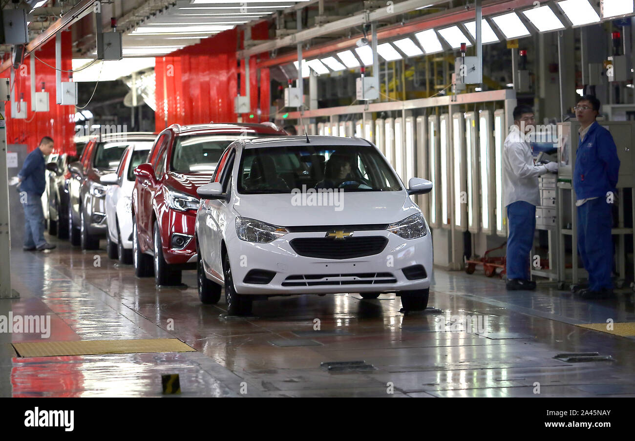 Yantai, Cina. Xii oct, 2019. Lavoro cinese su American automobile gigante GM avanzata della linea di produzione, noto come joint venture tra la Shanghai Motori e GM - (SAIC GM), di Yantai, Provincia di Shandong, giovedì, 11 ottobre 2019. GM di vendite in Cina è diminuito del 17,5 per cento nel terzo trimestre dal 2018, la società del quinto consecutivo calo trimestrale nel più grande del mondo auto mercato. Foto di Stefano rasoio/UPI Credito: UPI/Alamy Live News Foto Stock