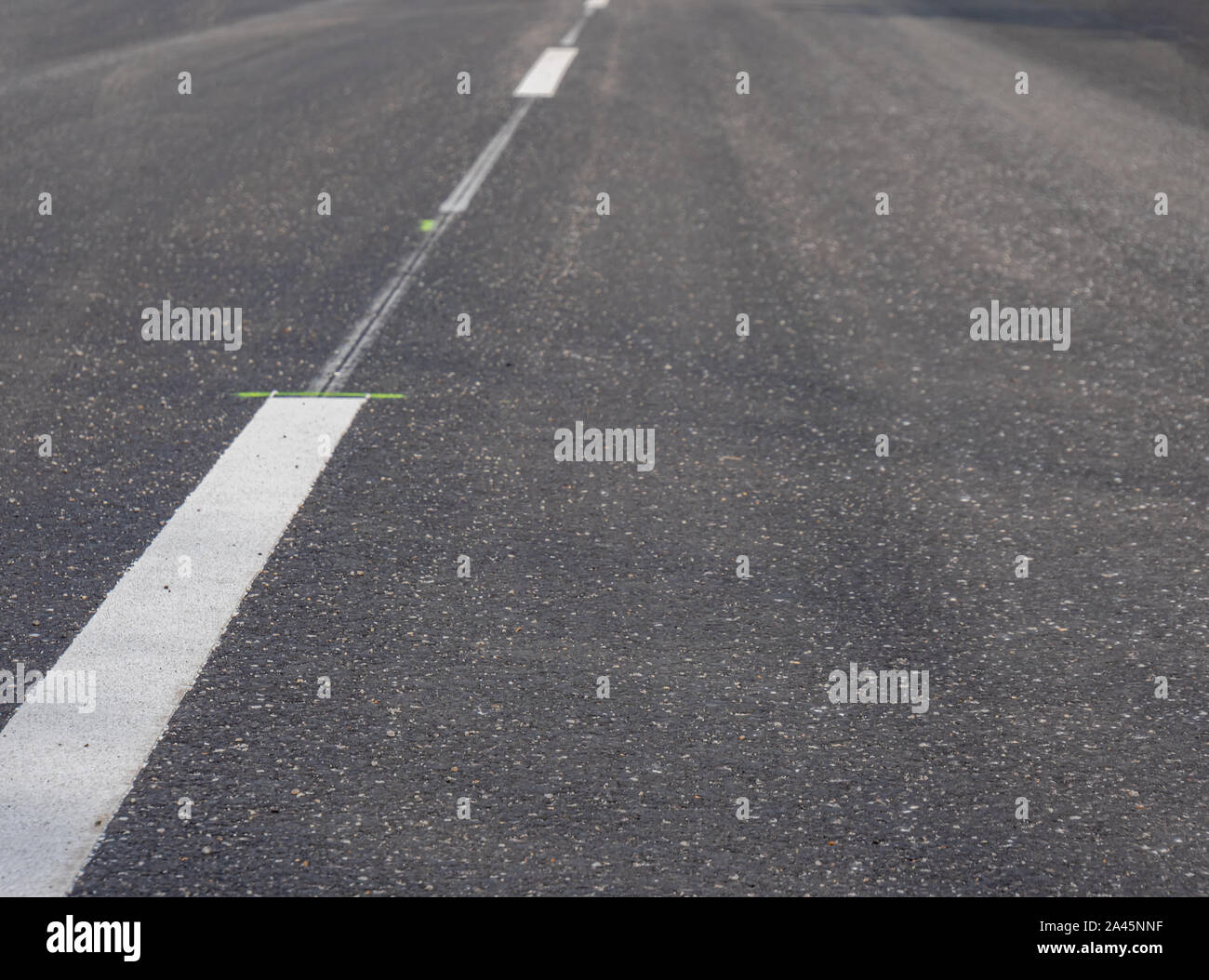 Le linee bianche con asfalto Foto Stock