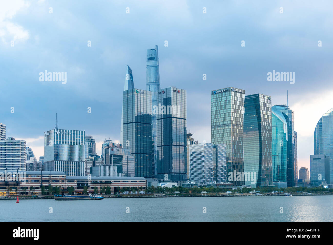 Una vista panoramica dal lato est del Bund raffigurante un magnifico skyline composta da highrises in Cina a Shanghai, 20 settembre 2019. *** Capti locale Foto Stock