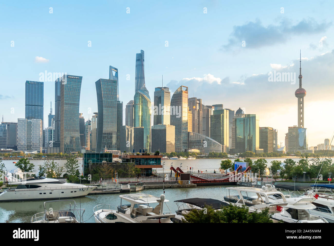 Una vista panoramica dal lato est del Bund raffigurante un magnifico skyline composta da highrises in Cina a Shanghai, 20 settembre 2019. *** Capti locale Foto Stock