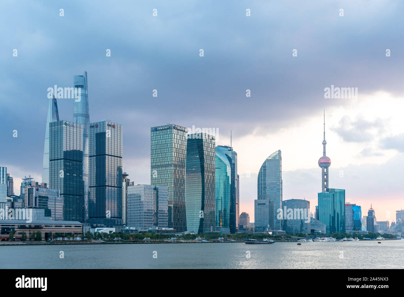 Una vista panoramica dal lato est del Bund raffigurante un magnifico skyline composta da highrises in Cina a Shanghai, 20 settembre 2019. *** Capti locale Foto Stock