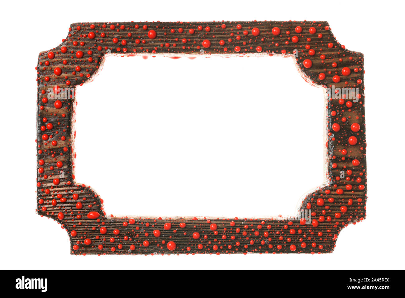 Bella la vernice rossa su una superficie di legno. Isolato su sfondo bianco. Vista superiore Foto Stock