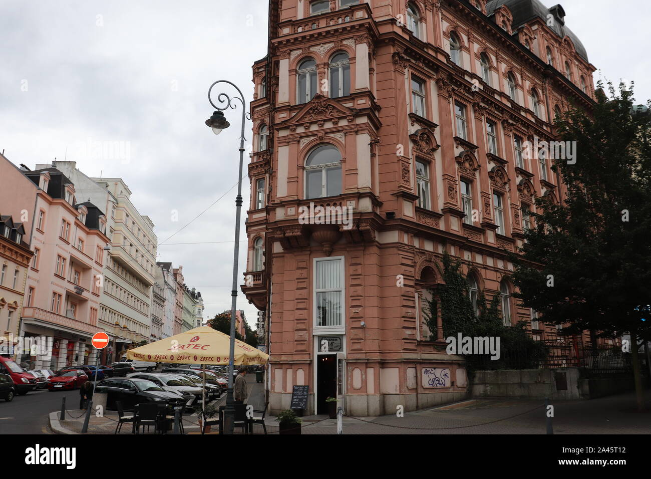 Case e strade nella bellissima città di Karlovy Vary, Repubblica Ceca Foto Stock