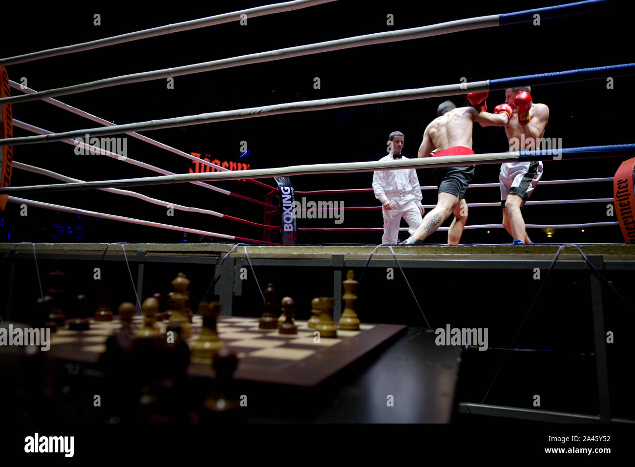 Mosca, Russia. 28 Novembre, 2013 Boxer lotta per il titolo di campioni del mondo nell'anello in la partita del mondiale di scacchi Campionato di Boxe a Mosca, Russia Foto Stock