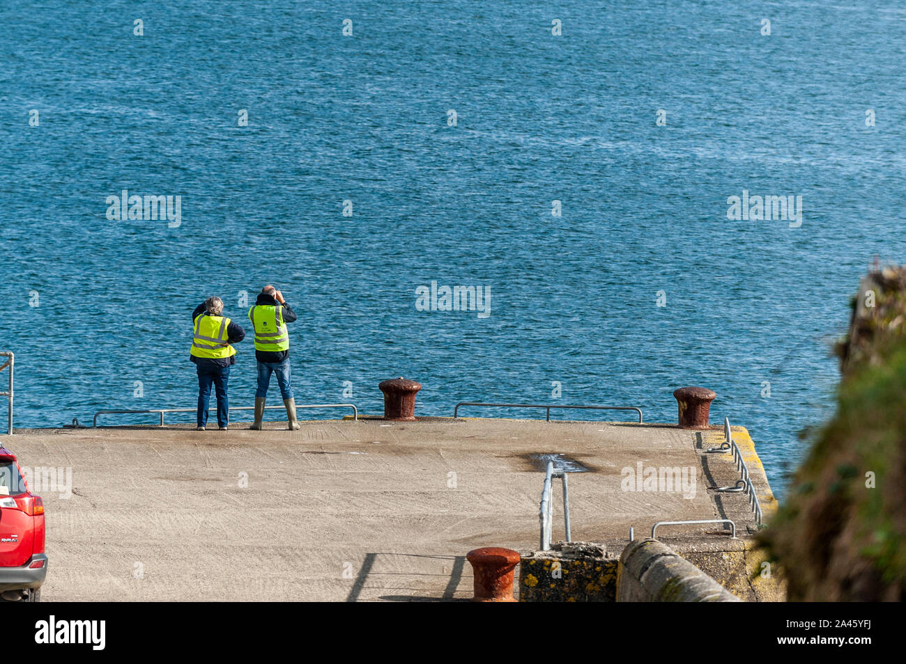 Dunmanus Bay, West Cork, Irlanda. Undicesimo oct, 2019. Due volontari locali scan l'acqua per qualunque segno di mancanza di pescatore Kodie Healy. Signor Healy andati a pesca il mercoledì mattina ma non ritorno. Credito: Andy Gibson/Alamy Live News Foto Stock