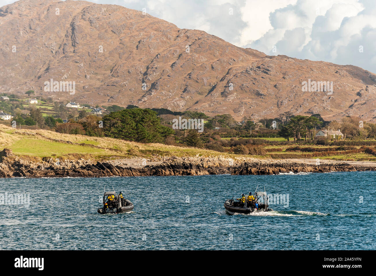 Dunmanus Bay, West Cork, Irlanda. Undicesimo oct, 2019. Due nervature Navy scan l'acqua per qualunque segno di mancanza di pescatore Kodie Healy. Signor Healy andati a pesca il mercoledì mattina ma non ritorno. Credito: Andy Gibson/Alamy Live News Foto Stock