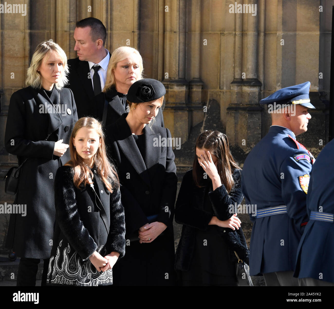Repubblica ceca, Ottobre 12th, 2019. (L-R) figlie Lucie Kovarikova, Nelly Sofie Gottova, Dominika Gottova, Karel Gott, vedova di Ivana Gottova e figlia Charlotte Ella Gottova lasciare la Cattedrale di San Vito al Castello di Praga dopo la cerimonia di lutto per ceca cantante pop Karel Gott a Praga, Repubblica ceca, 12 ottobre 2019. Karel Gott morì a 80 il 1 ottobre 2019, prima di mezzanotte a casa nel suo cerchio familiare. Gott era al top della musica per alcuni anni 60. Egli ha rilasciato quasi 300 LPs e venduto decine di milioni di record. Credito: Michal Krumphanzl/CTK foto/Alamy Live News Credito: CTK/Ala Foto Stock