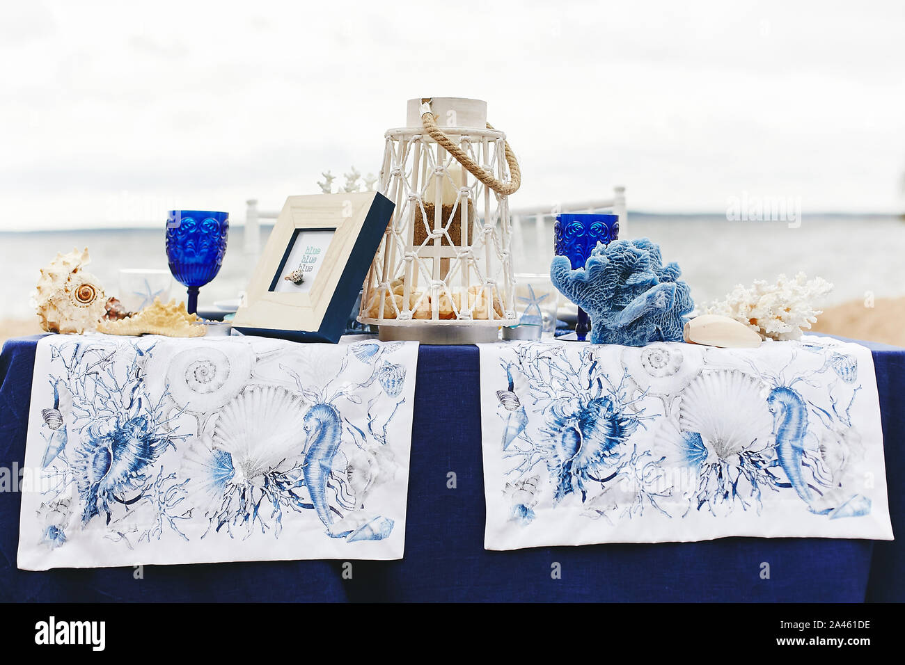 Decorazioni per matrimoni in stile marino - tabella per la sposa e lo sposo  su di una