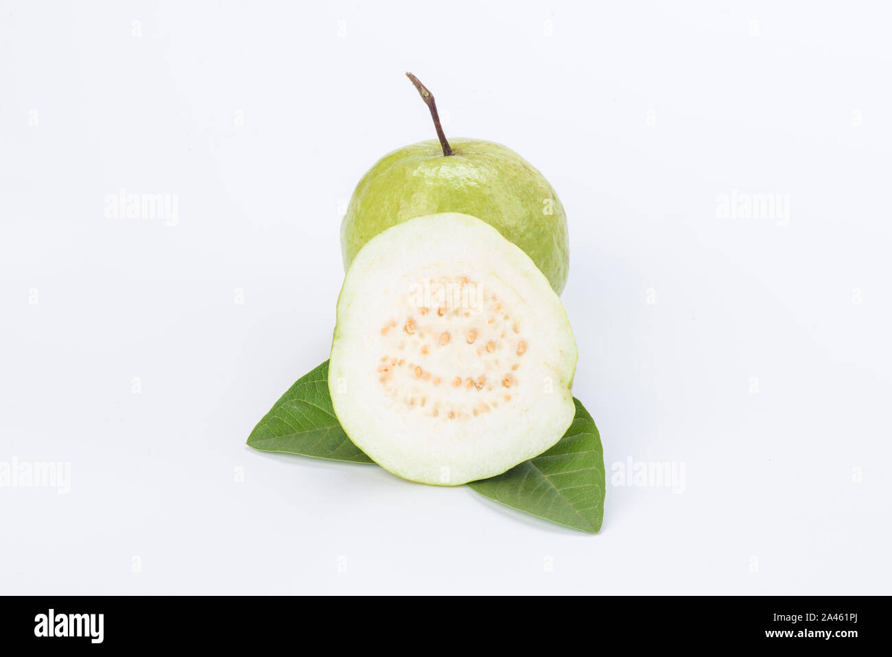 Guaiava bianco fetta con foglie isolati su sfondo bianco Foto Stock