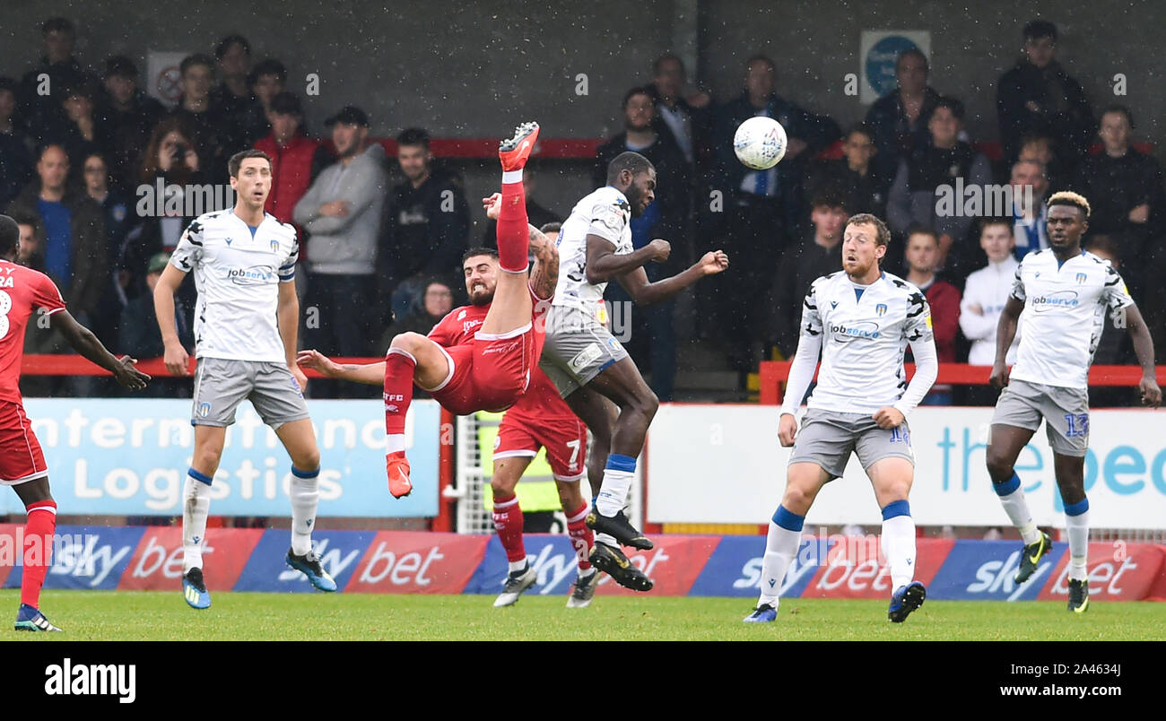 Crawley UK 12 ottobre 2019 - Tom Dallison di Crawley tenta un calcio di bicicletta in testa durante la partita di Skybet League due tra Crawley Town e Colchester United al People's Pension Stadium . Solo per uso editoriale. Nessuna merchandising. Per le immagini di calcio si applicano restrizioni fa e Premier League inc. Nessun uso di internet/mobile senza licenza FAPL - per i dettagli contattare Football Dataco Credit : Simon Dack TPI / Alamy Live News Foto Stock