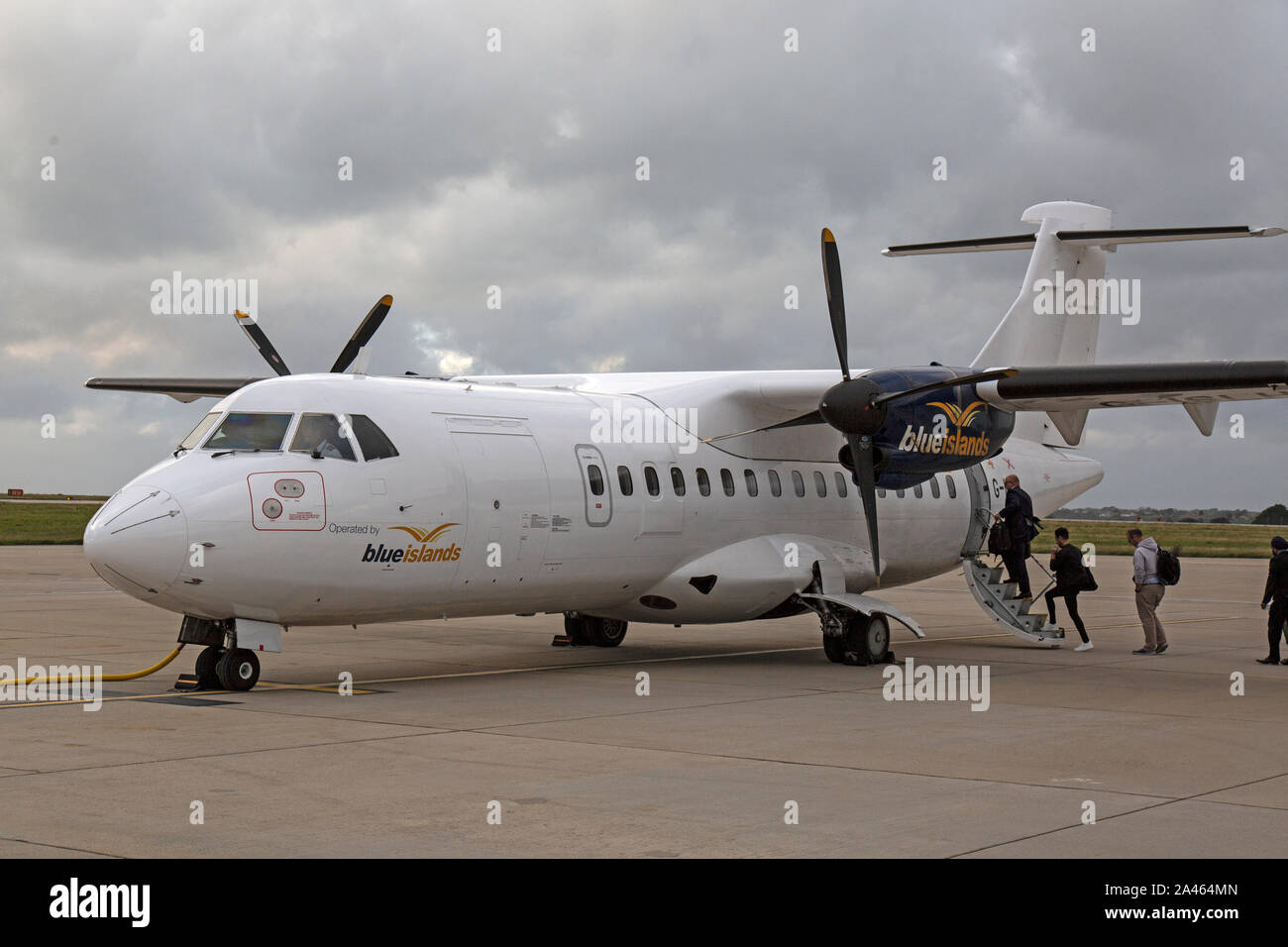Un Isole blu ATR-42 aereo, registrazione G-ISLH, tenendo sui passeggeri presso l'aeroporto di Jersey inn le Isole del Canale. Foto Stock