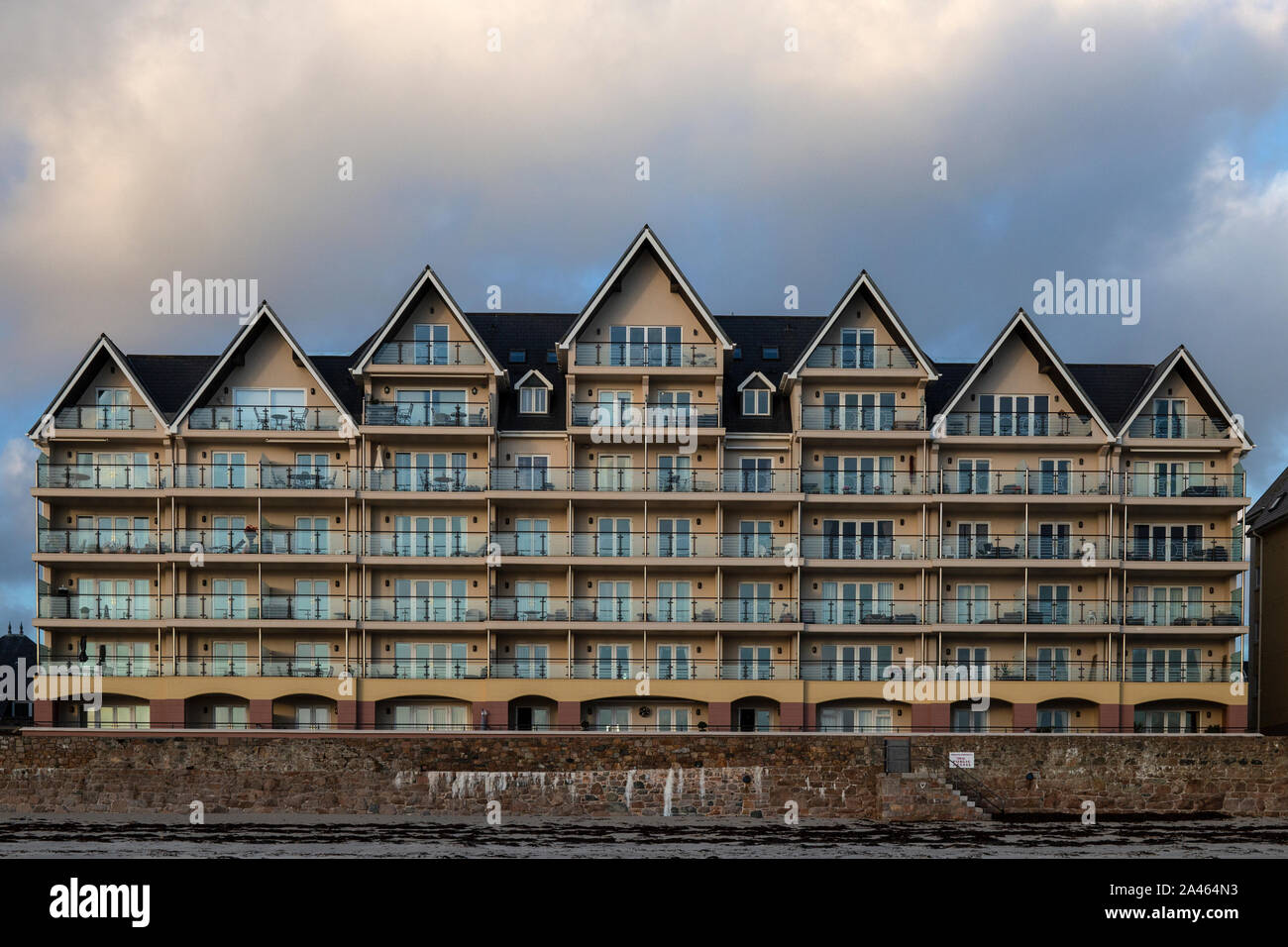 Un edificio di appartamenti di vacanza su una spiaggia in Jersey nelle isole del Canale. Foto Stock