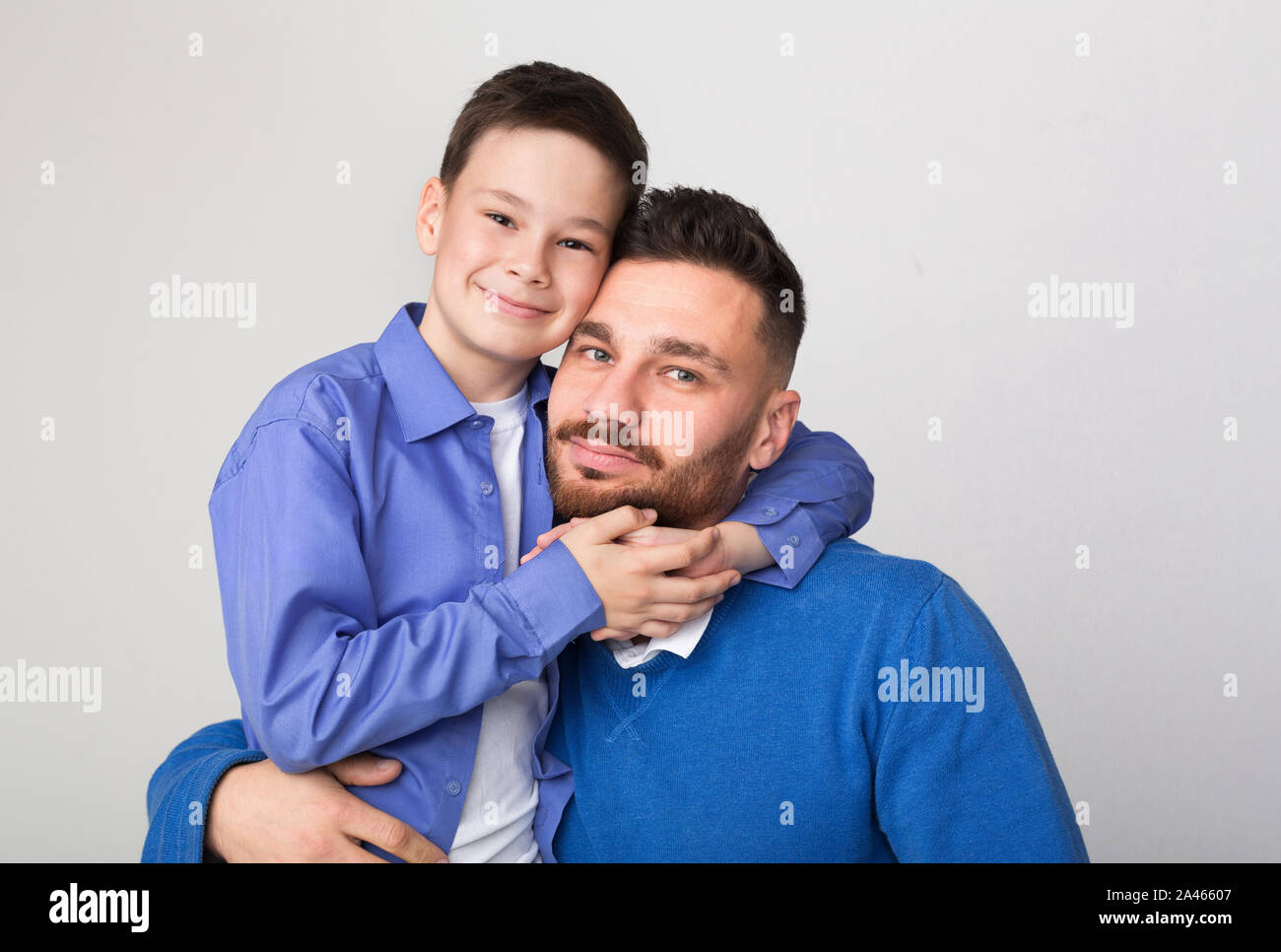 Happy Family Portrait. Carino boy abbracciando il padre Foto Stock