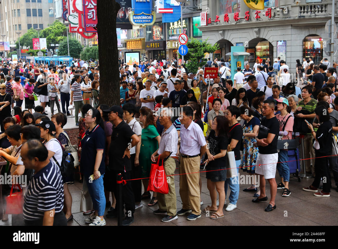 --FILE--consumatori di attendere in linea per comprare mooncake prima del Festival di metà autunno in Cina a Shanghai, 11 settembre 2019. Più cinese ha celebrato la metà di un Foto Stock