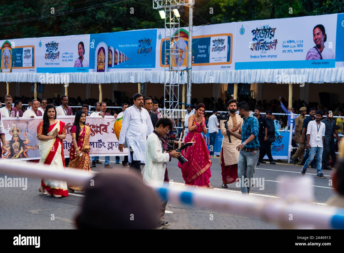 Celebrità come Nusrat Jahan, Nikhil Jain, Abhijeet bhattacharya, sujit bose sono marching o camminare anche se Red road a puja carnevale in Kolkata orga Foto Stock